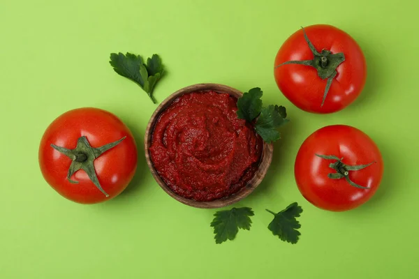 Cuenco Pasta Tomate Tomates Sobre Fondo Verde —  Fotos de Stock