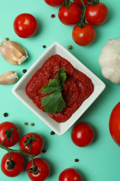 Schaal Van Tomatenpasta Ingrediënten Mint Achtergrond — Stockfoto