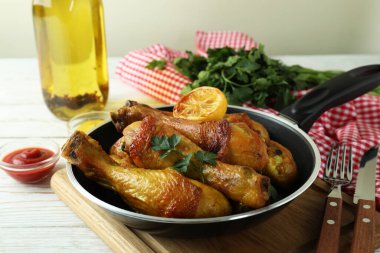 Tavuklu tavuk budu ve ahşap masada leziz yemek kavramı.