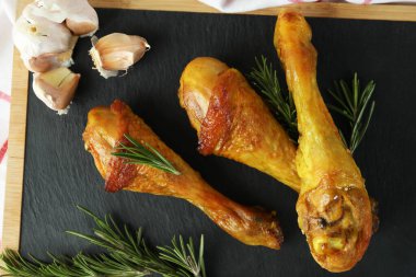 Tavuk budu kızartmalı pano, yakın çekim.