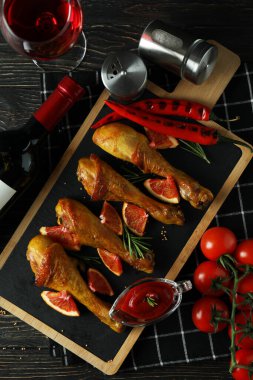 Ahşap masada kızarmış tavuk budu ile lezzetli yemek kavramı