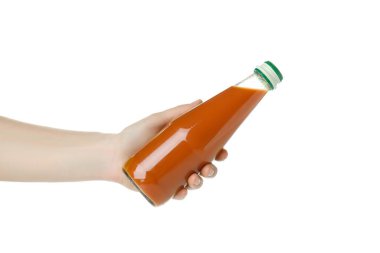 Beyaz arka planda izole edilmiş kadın havuç suyu şişesi.
