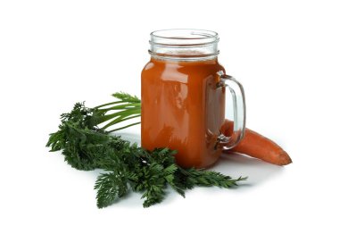 Beyaz arka planda izole edilmiş bir kavanoz meyve suyu ve havuç.