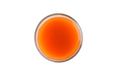 Beyaz arka planda izole edilmiş bir bardak havuç suyu.