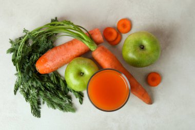 Beyaz desenli arka planda bir bardak meyve suyu ve malzeme.