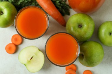 Beyaz desenli arka planda meyve suyu ve malzemeli bardaklar.