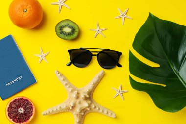 Sarı arkaplanda yaz aksesuarları, üst görünüm