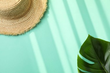 Nane arkaplanda hasır şapka ve palmiye yaprağı