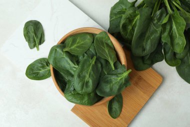 Güvertede beyaz desenli masada bir kase ıspanak.