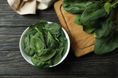 Kırsal ahşap masada bir kase taze ıspanak.