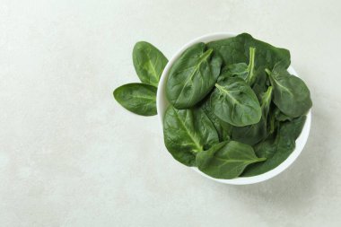 Beyaz desenli arka planda bir kase ıspanak