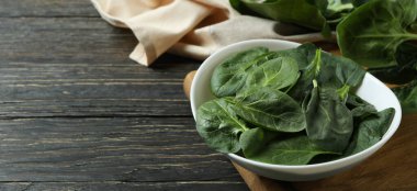 Tahta üzerinde bir kase ıspanak.