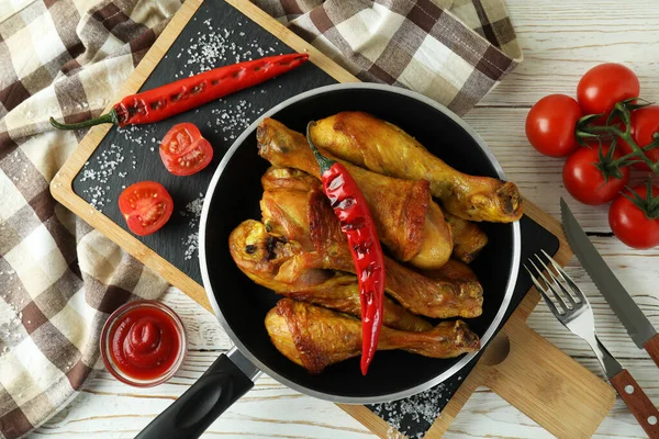 Conceito Delicioso Comer Com Panela Baquetas Frango Assado Mesa Madeira — Fotografia de Stock