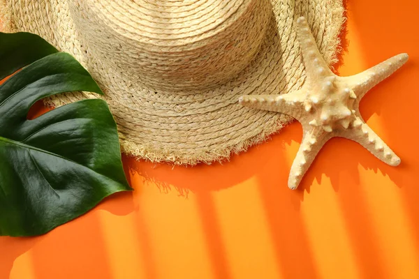 Hasır Şapka Palmiye Yaprağı Turuncu Arka Planda Denizyıldızı — Stok fotoğraf