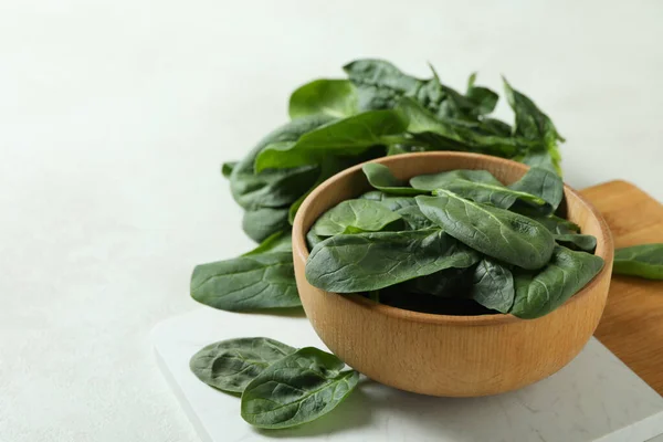 Schüssel Spinat Bord Auf Weißem Tisch — Stockfoto