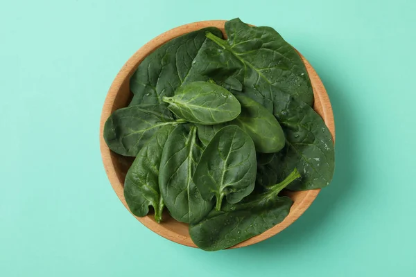 Cuenco Hojas Espinaca Sobre Fondo Menta — Foto de Stock