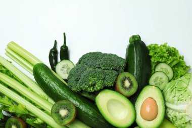 Beyaz arkaplanda taze yeşil sebzeler, metin için boşluk