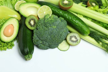 Beyaz arkaplanda taze yeşil sebzeler, metin için boşluk