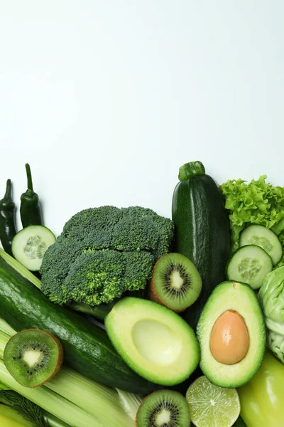 Verduras Verdes Frescas Sobre Fondo Blanco Espacio Para Texto — Foto de Stock