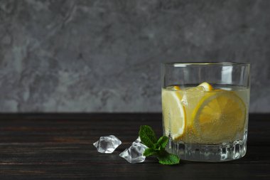 Tahta masada bir bardak limonata, metin için yer.