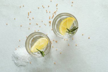 Beyaz desenli masada tekila.