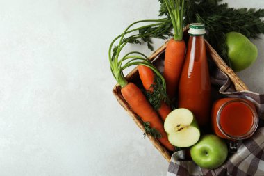 Elmalı hasır sepet. Havuç suyu ve malzemeler.