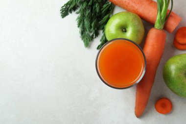 Beyaz desenli arka planda bir bardak meyve suyu ve malzeme.