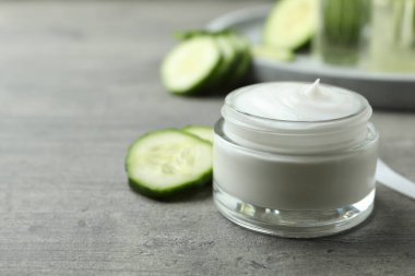 Kremalı kavanoz ve salatalıklı gri desenli masa