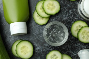 Siyah dumanlı arka planda salatalık kozmetiği kavramı, üst görünüm