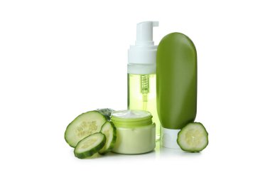 Beyaz arkaplanda kozmetik ve salatalık izole edilmiş