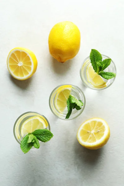 Tomas Con Rodaja Limón Menta Sobre Una Mesa Textura Blanca — Foto de Stock