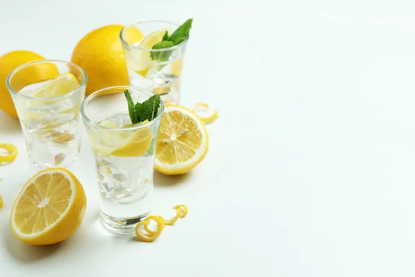 Tomas Vodka Limones Sobre Fondo Blanco —  Fotos de Stock