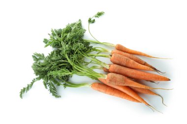 Beyaz arkaplanda izole edilmiş havuç yığını