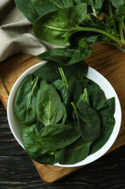 Tahta üzerinde bir kase ıspanak.