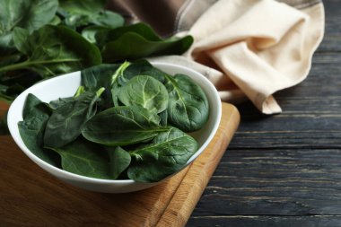 Tahta üzerinde bir kase ıspanak.