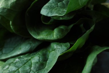 Arka planda taze çiğ ıspanak var.