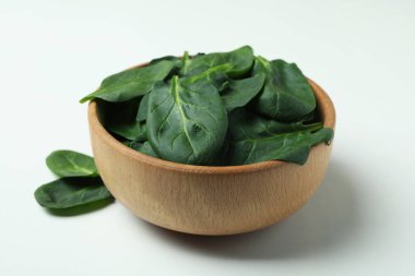 Beyaz arkaplanda ıspanak yaprakları