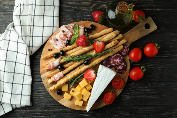 Brädan Med Grissini Och Snacks Trä Bakgrund — Stockfoto