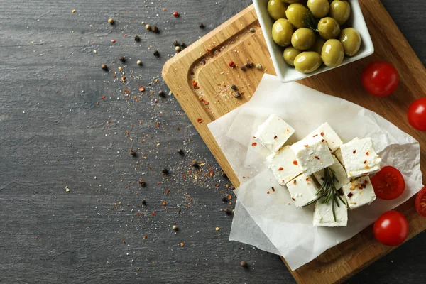 Konzept Des Leckeren Essens Mit Feta Käse Auf Dunklem Holzgrund — Stockfoto