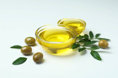 Beyaz arka planda yağlar, zeytinler ve dallar