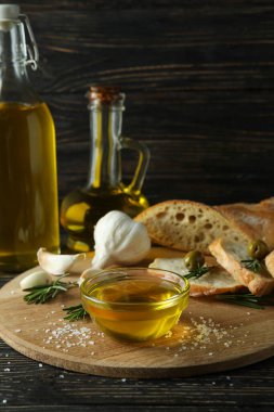 Tahta masada bir kase zeytinyağıyla lezzetli yemek kavramı.