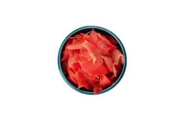 Beyaz arka planda kırmızı turşulu zencefilli kase