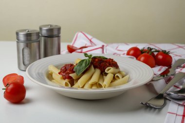 Beyaz masada domates soslu makarna ile lezzetli yemek kavramı