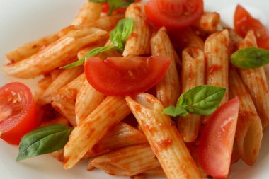 Domates soslu lezzetli makarna, yakın çekim.