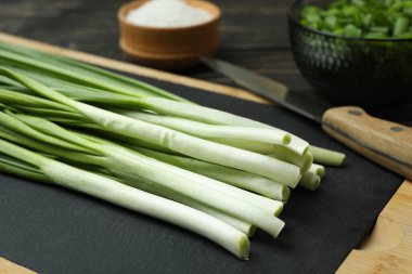 Ahşap zemin üzerinde taze yeşil soğan.