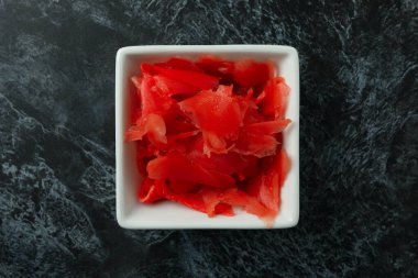 Siyah dumanlı fonda kırmızı turşulu zencefilli kase