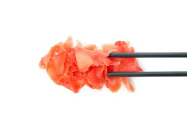 Çubuklar ve turşu turşusu beyaz arka planda izole edilmiş.