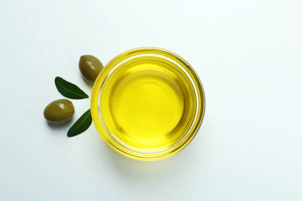 Cuenco Aceite Aceitunas Hojas Sobre Fondo Blanco — Foto de Stock