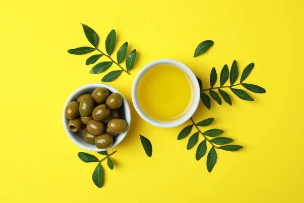 Cuencos Aceite Aceitunas Ramitas Sobre Fondo Amarillo — Foto de Stock