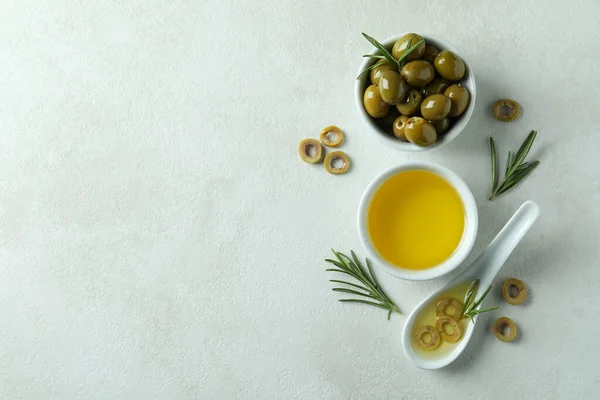 Cuencos Con Aceitunas Aceite Sobre Fondo Blanco Texturizado — Foto de Stock